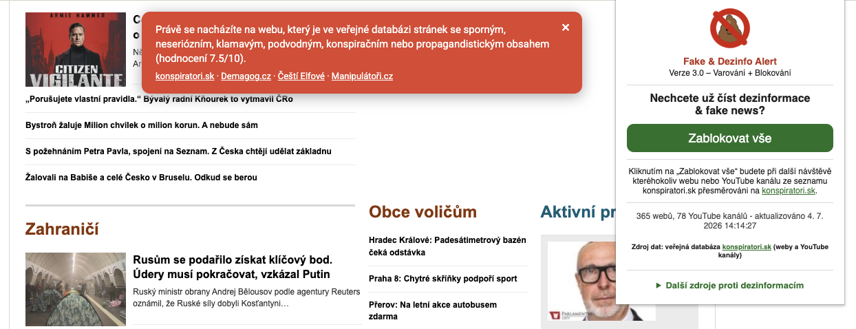Varovný banner na sporném webu a popup rozšíření vedle sebe